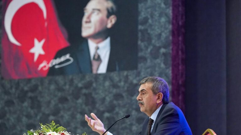 Bakan Tekin, Erzurum’da İlçe Millî Eğitim Müdürleri ile Bir Araya Geldi