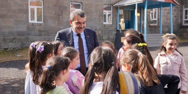 Bakan Tekin, Sarıkamış’ta Öğrenci ve Öğretmenlerle Bir Araya Geldi