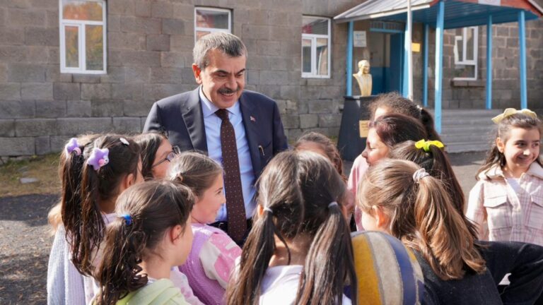 Bakan Tekin, Sarıkamış’ta Öğrenci ve Öğretmenlerle Bir Araya Geldi