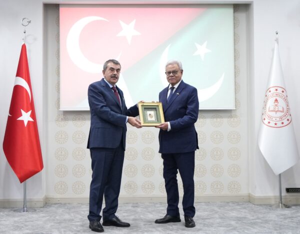 Bakan Tekin, Pakistanlı Öğrencileri Kabul Etti