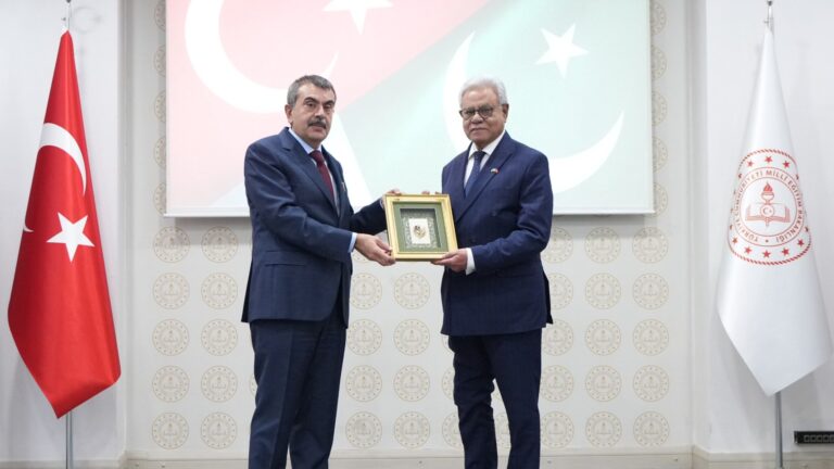 Bakan Tekin, Pakistanlı Öğrencileri Kabul Etti