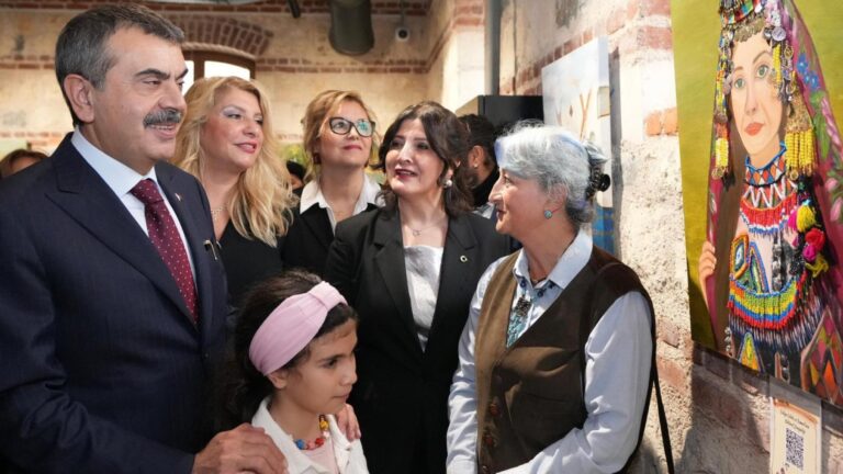 Bakan Tekin “Evliya Çelebi’nin İzinde” Sergisini ve “3. Rami Bilim Şenliği”ni Ziyaret Etti