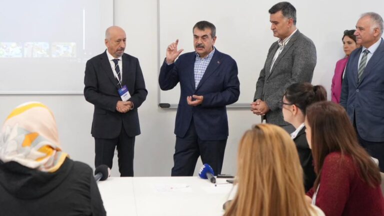 Bakan Tekin, Zekâ ve Yetenek Kongresi’ndeki Atölyeleri Ziyaret Etti