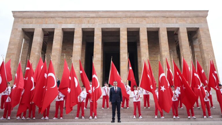 Bakan Tekin, 81 İlden Gelen Öğretmenlerle Anıtkabir’i Ziyaret Etti
