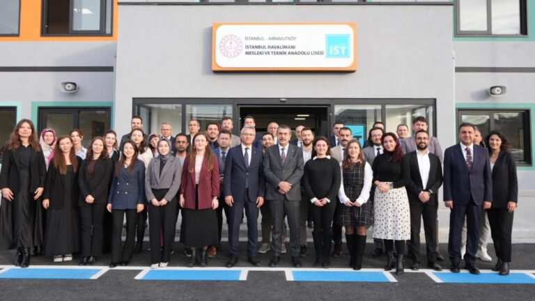 Bakan Tekin, Havacılık Sektörünün Geleceği Gençleri Yetiştiren Meslek Lisesini Ziyaret Etti