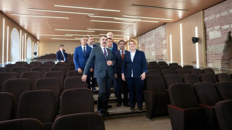 Bakan Tekin, Millî Eğitim Akademisi Sultanahmet Eğitim ve Uygulama Merkezini Ziyaret Etti