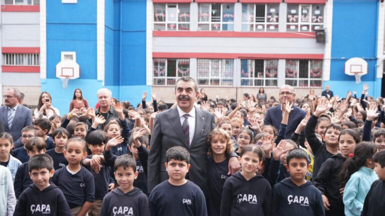 Bakan Tekin, Çapa İlkokulunda Bayrak Törenine Katıldı