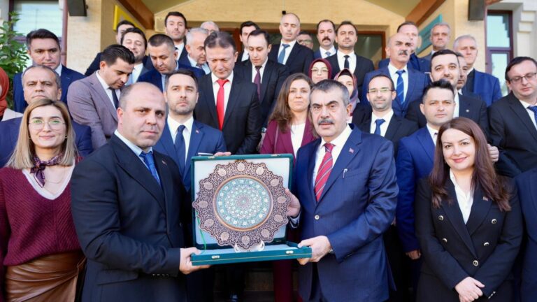 Bakan Tekin, Özbekistan’da Taşkent Türk Okulunu Ziyaret Etti