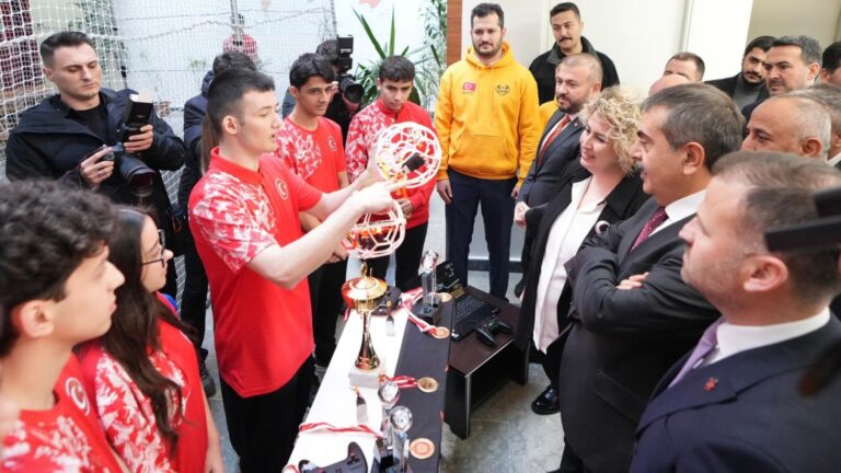 Bakan Tekin: Aldığımız Her Karar Mutlaka Bir Öğretmenler Odasında Konuşularak Alındı