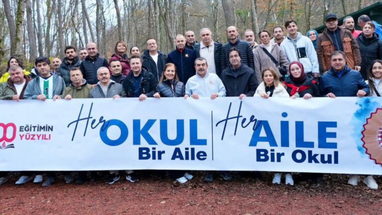 Bakan Tekin, “Aile Yılı” Etkinlikleri Kapsamında Öğretmenlerle Doğa Yürüyüşü Yaptı