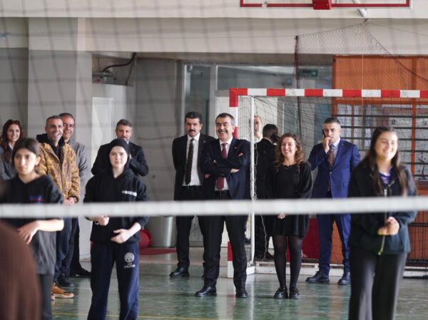 Bakan Tekin’den Seyhan Atatürk Kız Mesleki ve Teknik Anadolu Lisesine Sürpriz Ziyaret