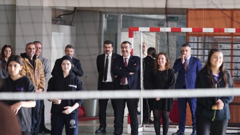 Bakan Tekin’den Seyhan Atatürk Kız Mesleki ve Teknik Anadolu Lisesine Sürpriz Ziyaret