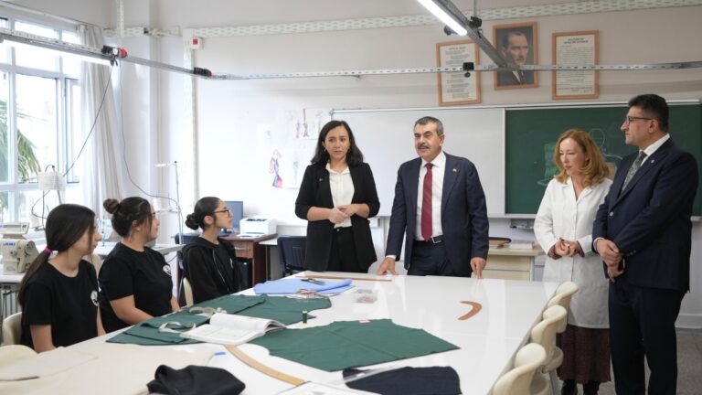 Bakan Tekin’den Kadıköy Mesleki ve Teknik Anadolu Lisesine Ziyaret