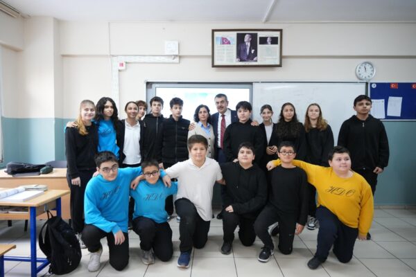 Bakan Tekin, Öğrenci Meclisi Başkanı Seçilen Gencin Daveti Üzerine Okulu Ziyaret Etti