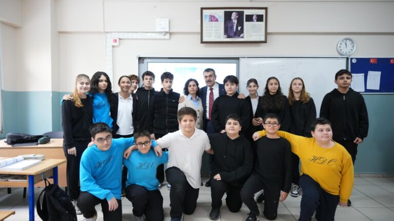 Bakan Tekin, Öğrenci Meclisi Başkanı Seçilen Gencin Daveti Üzerine Okulu Ziyaret Etti