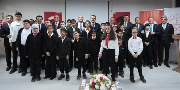 Bakan Tekin, “Beyaz Baston Görme Engelliler Haftası”nda Malatya’da Öğrencilerle Bir Araya Geldi