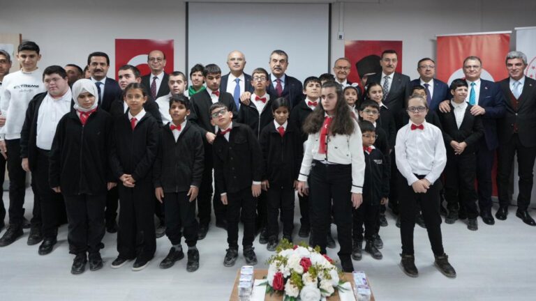Bakan Tekin, “Beyaz Baston Görme Engelliler Haftası”nda Malatya’da Öğrencilerle Bir Araya Geldi