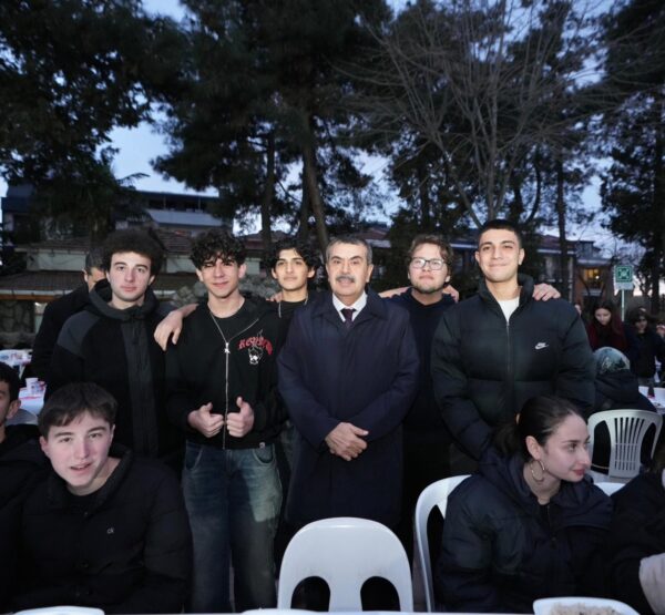 Bakan Tekin, İstanbul’da Öğrenci ve Öğretmenlerle İftar Sofrasında Buluştu