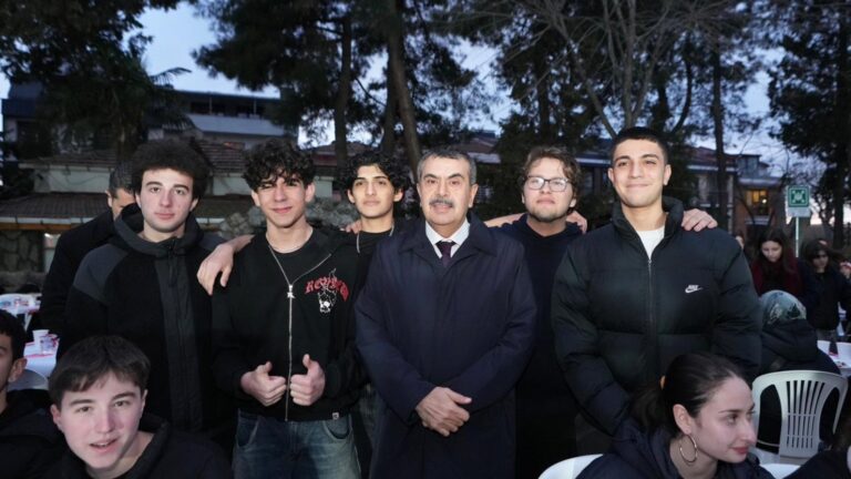 Bakan Tekin, İstanbul’da Öğrenci ve Öğretmenlerle İftar Sofrasında Buluştu
