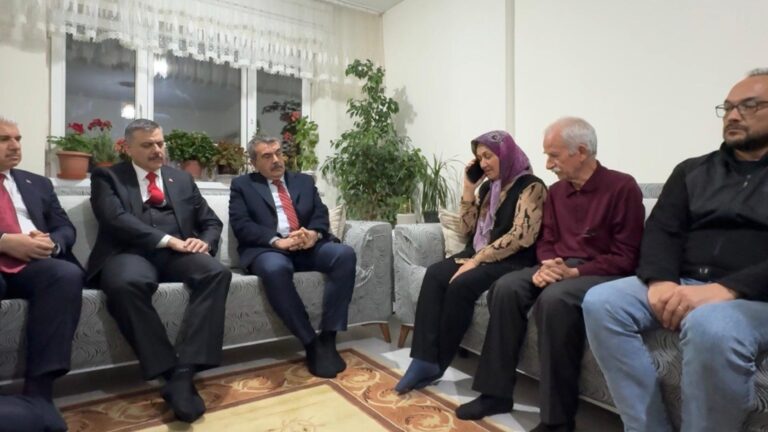 Bakanlar Tekin ve Çiftçi’den Menfur Saldırıda Hayatını Kaybeden Öğretmenin Ailesine Taziye Ziyareti
