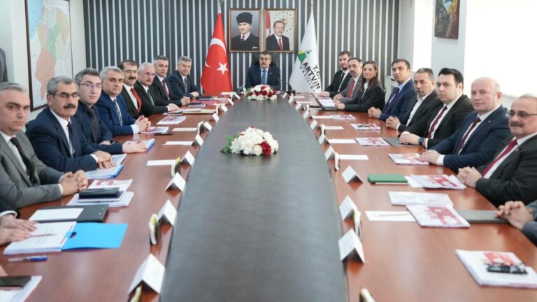 Bakan Tekin, Artvin’de İl Eğitim Değerlendirme Toplantısına Katıldı