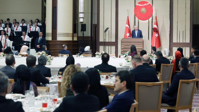 Cumhurbaşkanı Erdoğan, Eğitim Ailesi ile İftar Programı’nda Eğitimcilerle Bir Araya Geldi