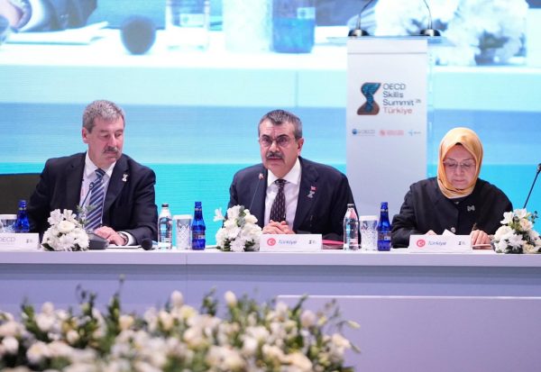 Bakan Tekin, OECD Beceriler Zirvesi Kapsamında Düzenlenen Oturuma Başkanlık Etti