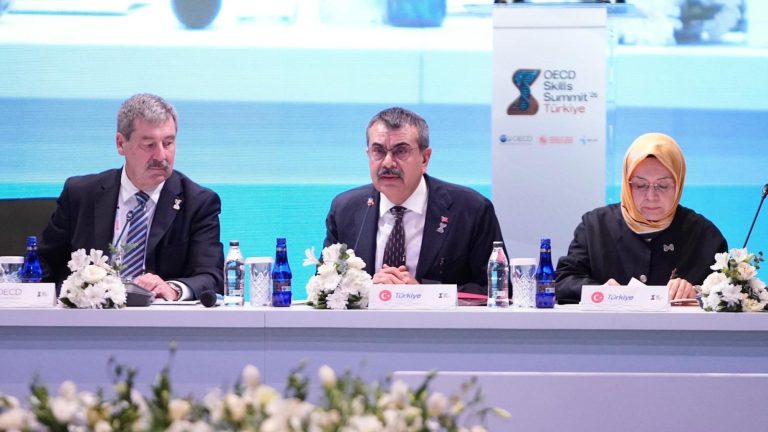 Bakan Tekin, OECD Beceriler Zirvesi Kapsamında Düzenlenen Oturuma Başkanlık Etti