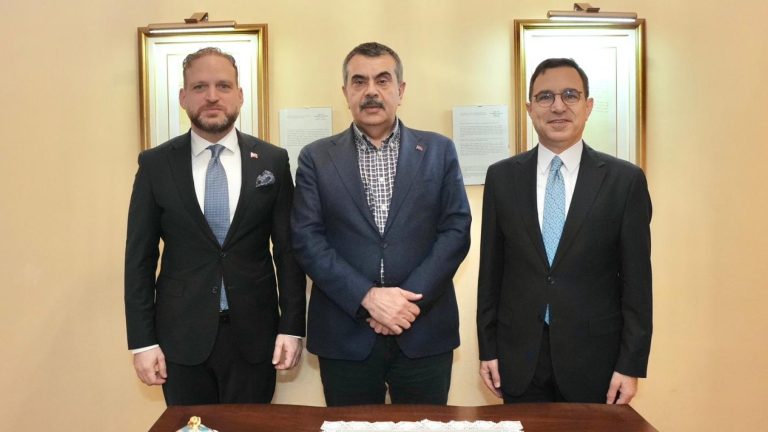 Bakan Tekin, St. Petersburg Başkonsolosluğunu Ziyaret Etti