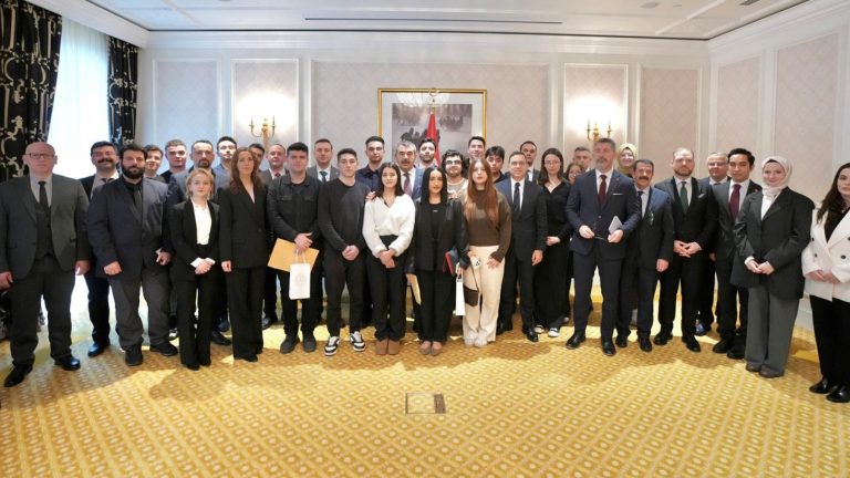 Bakan Tekin, Rusya’da Eğitim Gören Türk Öğrencilerle Bir Araya Geldi