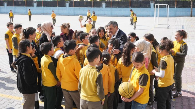 Bakan Tekin’den Konya’da Sürpriz Okul Ziyareti