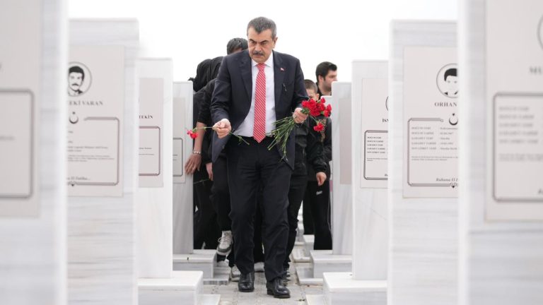 Bakan Tekin, Öğretmen Hatıra Ormanı ve Şehit Öğretmenler Anıtı’nı Ziyaret Etti