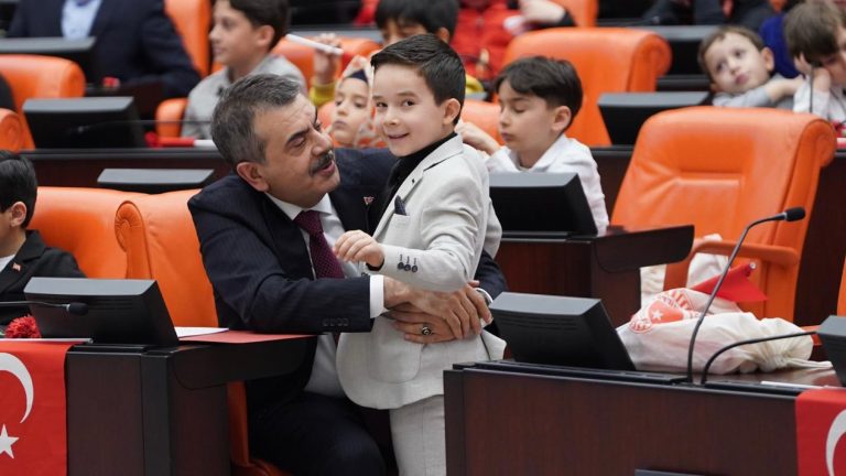 Bakan Tekin’den “23 Nisan Ulusal Egemenlik ve Çocuk Bayramı” Mesajı