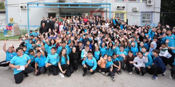 Bakan Tekin, 9 Eylül İlk ve Ortaokulunu Ziyaret Etti