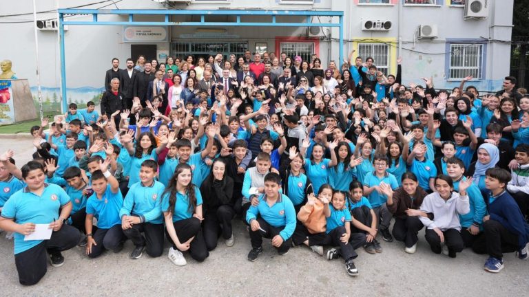 Bakan Tekin, 9 Eylül İlk ve Ortaokulunu Ziyaret Etti