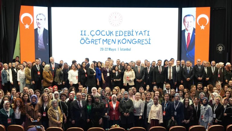 Bakan Tekin, “2. Çocuk Edebiyatı Öğretmen Kongresi “ne Katıldı