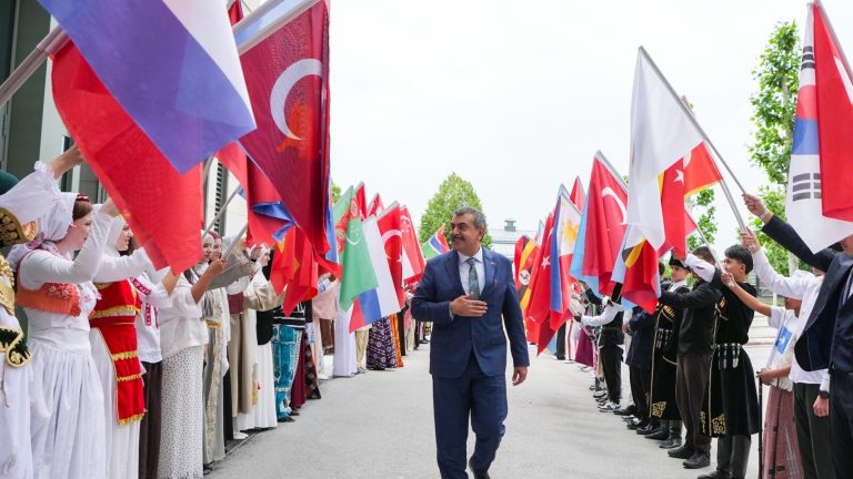 Bakan Tekin, “Uluslararası Anadolu İmam Hatip Liseleri Kültür ve Sanat Festivali”ne Katıldı