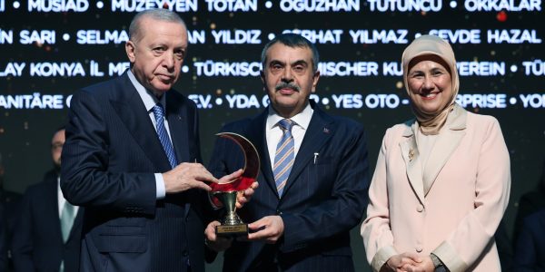 Bakan Tekin’e Kızılay’dan “Yılın Kurumsal Gönüllüsü” Ödülü