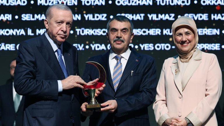 Bakan Tekin’e Kızılay’dan “Yılın Kurumsal Gönüllüsü” Ödülü