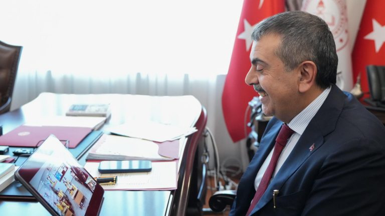 Bakan Tekin’den İlkokul Öğrencilerinin Mektubuna Sürpriz Karşılık