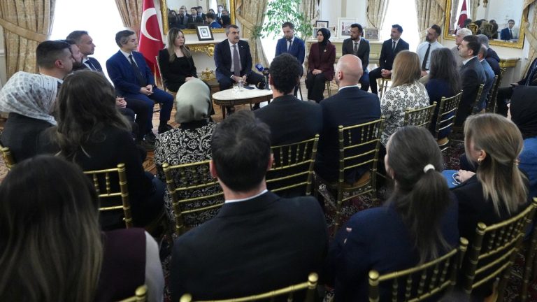 Bakan Tekin, Londra’da BAOKK Kapsamında Görevlendirilen Öğretmenlerle Buluştu