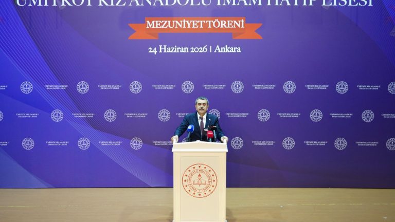 Bakan Tekin, Ümitköy Kız Anadolu İmam Hatip Lisesi Mezuniyet Töreni’ne Katıldı