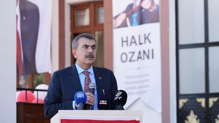 Bakan Tekin, Erzincan’da Davut Sulari Halk Eğitimi Merkezinin Açılışına Katıldı