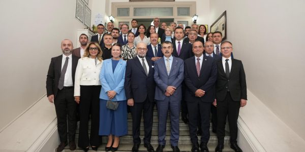 Bakan Tekin, Özel Bezciyan Ermeni İlkokulu ve Ortaokulunu Ziyaret Etti