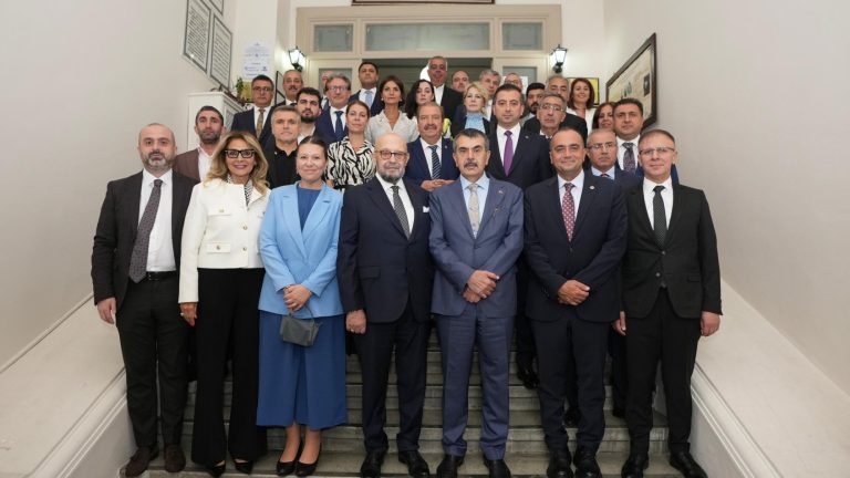 Bakan Tekin, Özel Bezciyan Ermeni İlkokulu ve Ortaokulunu Ziyaret Etti