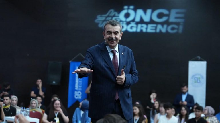 Bakan Tekin, “Üniversite Tercih Destek Programı”nda Gençlerle Bir Araya Geldi