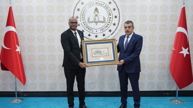 Bakan Tekin, Sudan Eğitim Bakanı Hajar ile Bir Araya Geldi