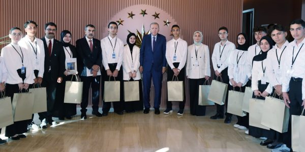 Cumhurbaşkanı Erdoğan, Ahlat’ta “Maziden Atiye” Programına Katılan Öğrencileri Kabul Etti