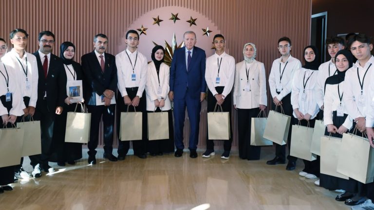 Cumhurbaşkanı Erdoğan, Ahlat’ta “Maziden Atiye” Programına Katılan Öğrencileri Kabul Etti