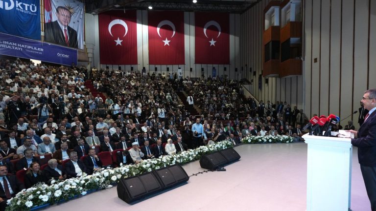 Bakan Tekin, Trabzon’da “23. İmam Hatipliler Kurultayı”na İştirak Etti